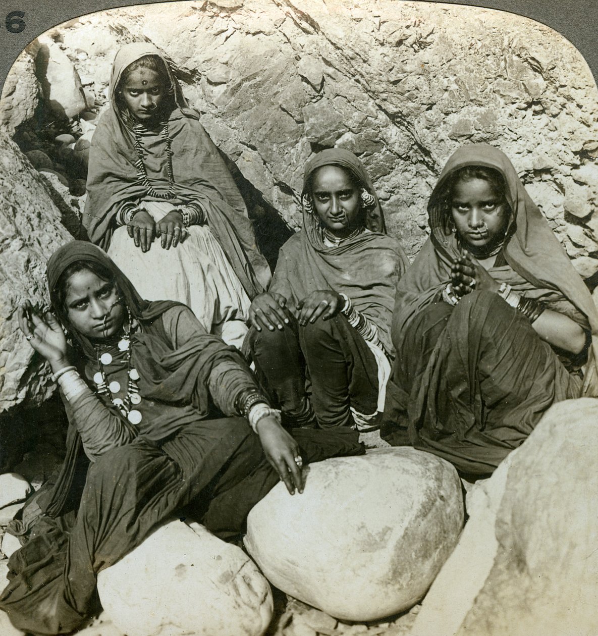 देशी भुजजी लड़कियाँ, सतलज, हिमालय, भारत, c1900s। द्वारा अंडरवुड और अंडरवुड