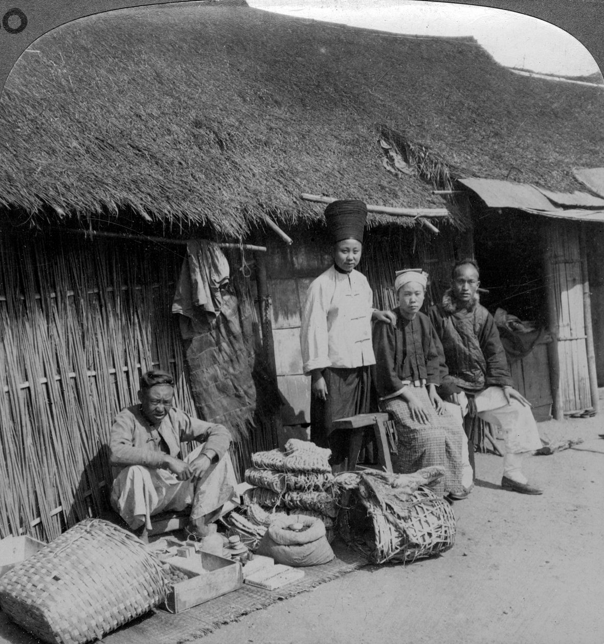 मूल दुकान और ग्राहक, मोगोक के पास, उत्तरी बर्मा, c1900s। द्वारा अंडरवुड और अंडरवुड