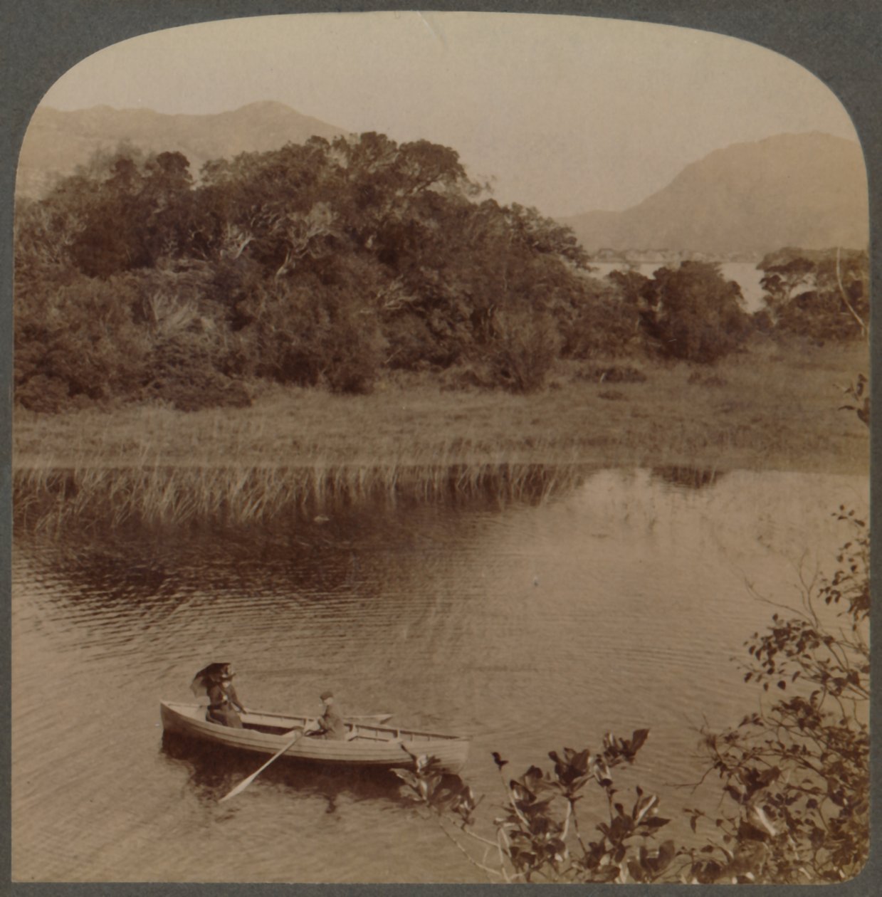 सुंदर किलरनी की ऊपरी झील पर, आयरलैंड, 1901। द्वारा अंडरवुड और अंडरवुड
