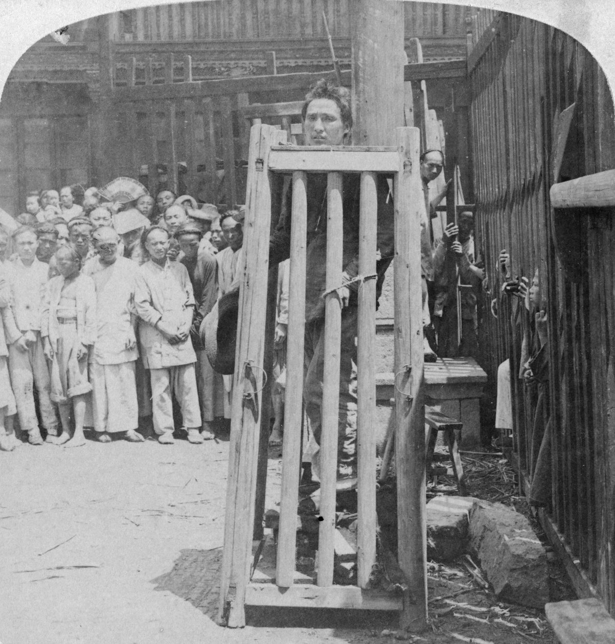 चिनिया मौत की सजा के भयानक तरीकों में से एक, शंघाई, चीन, 1900 द्वारा अंडरवुड और अंडरवुड