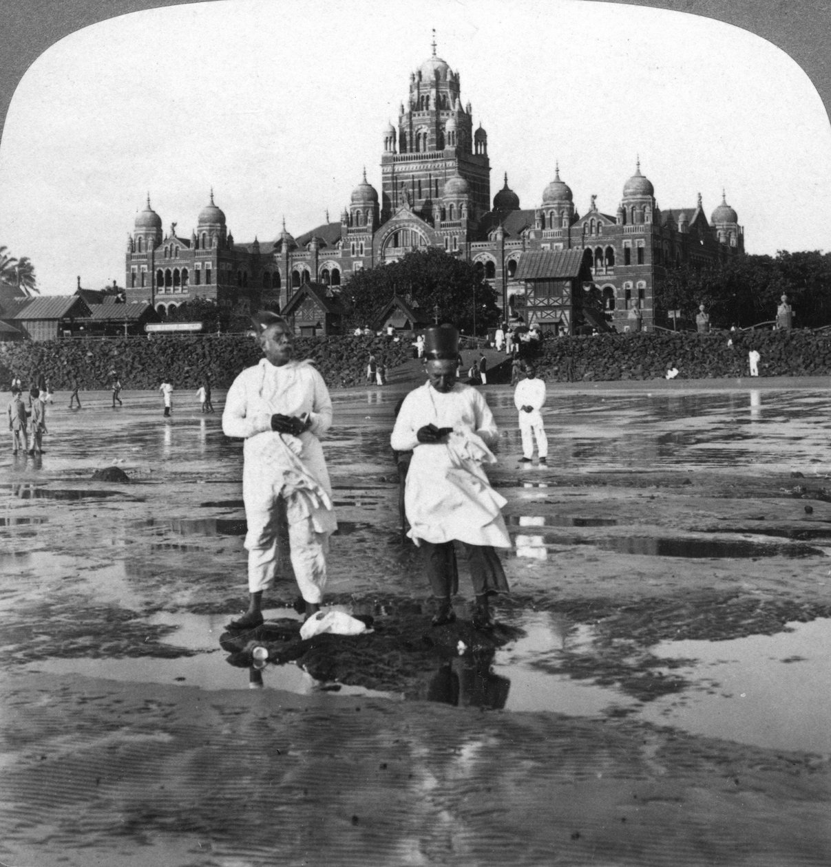 पारसियों ने न्यू मून, बॉम्बे, भारत, 1903 की पूजा की। द्वारा अंडरवुड और अंडरवुड