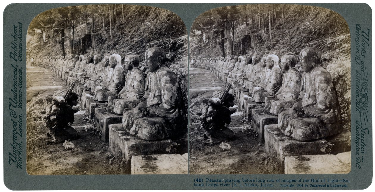 लाइट ऑफ दैया नदी, निक्को, जापान, 1904 की मूर्तियों की एक पंक्ति से पहले प्रार्थना करते हुए किसान। द्वारा अंडरवुड और अंडरवुड