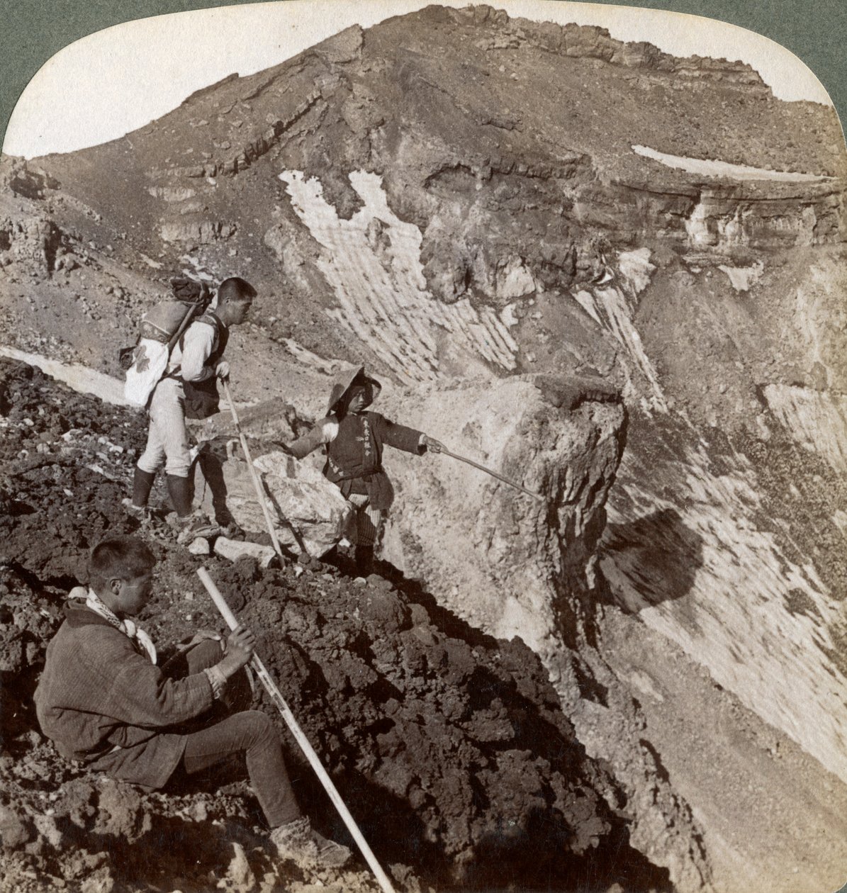 लावा से पीरिंग ने माउंट फुजिस फुजियामास क्रेटर, जापान में 1904 में रिम को सौंपा। द्वारा अंडरवुड और अंडरवुड