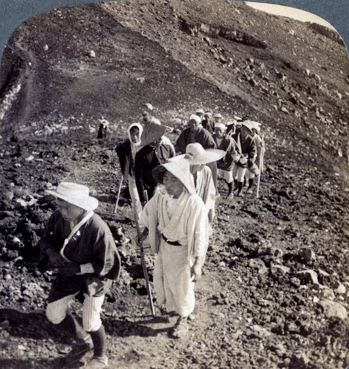 माउंट फ़ूजी फुजियामा, जापान के अपने चढ़ाई के अंत में तीर्थयात्री, 1904। द्वारा अंडरवुड और अंडरवुड