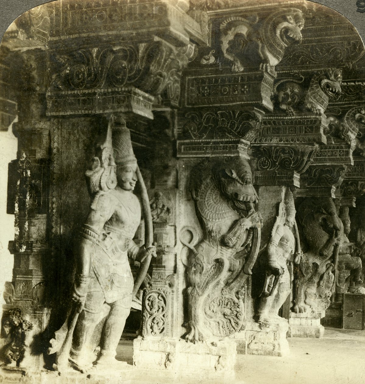 एक हिंदू मंदिर, मदुरै, भारत के स्तंभ, c1900s। द्वारा अंडरवुड और अंडरवुड