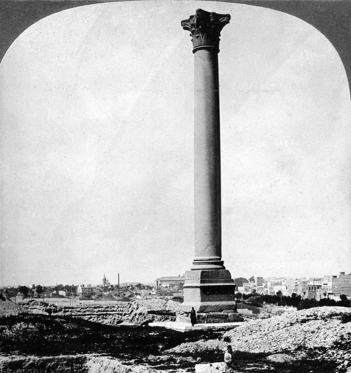 पोम्पी पिलर, नाविक मील का पत्थर और आधुनिक अलेक्जेंड्रिया, मिस्र, 1905। द्वारा अंडरवुड और अंडरवुड