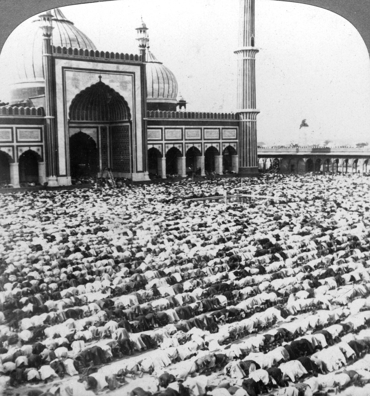 जुम्मा मस्जिद, दिल्ली, भारत, 1904 में प्रार्थना करना। द्वारा अंडरवुड और अंडरवुड