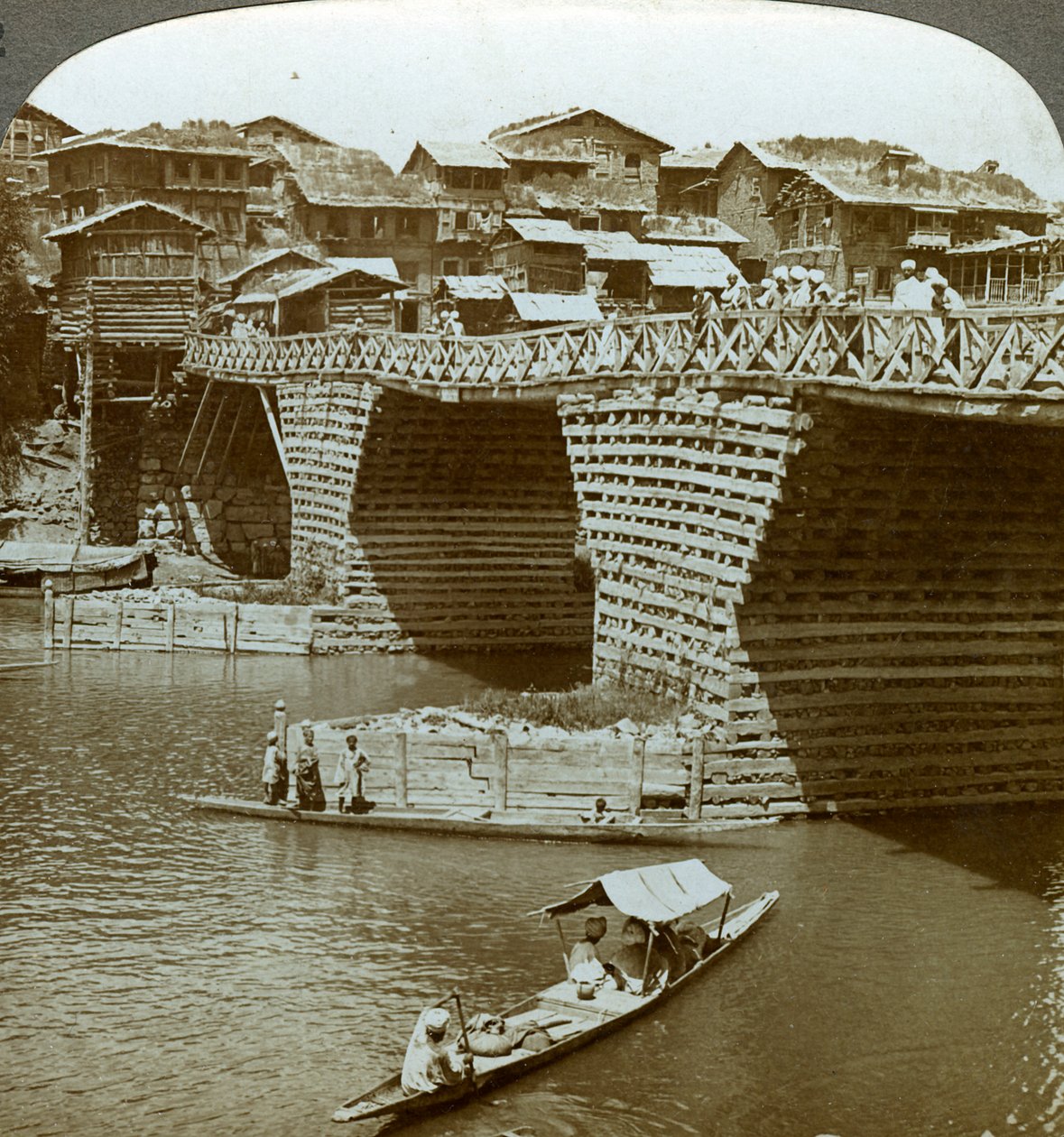 क्वेंट ब्रिज और मकान, सिटी ऑफ़ सन, कश्मीर, भारत, c1900s। द्वारा अंडरवुड और अंडरवुड