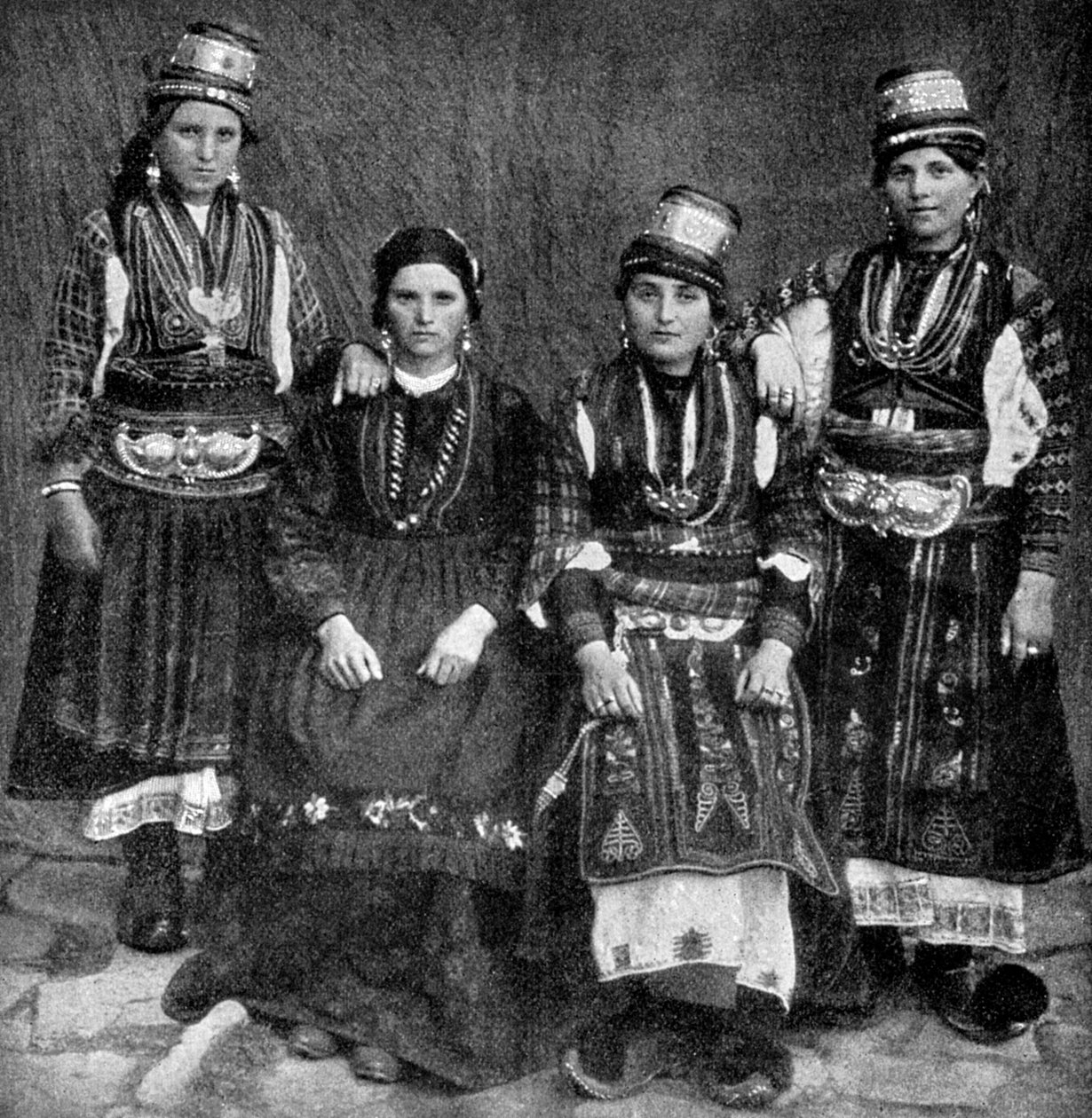 रोमानी महिला, अल्बानिया, 1922। द्वारा अंडरवुड और अंडरवुड