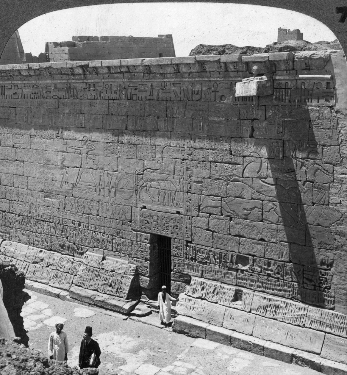 लड़ाई के दृश्य और पीछा, मेडिनेट हबू, थेब्स, मिस्र, 1905 में एक दीवार पर उकेरा गया। द्वारा अंडरवुड और अंडरवुड