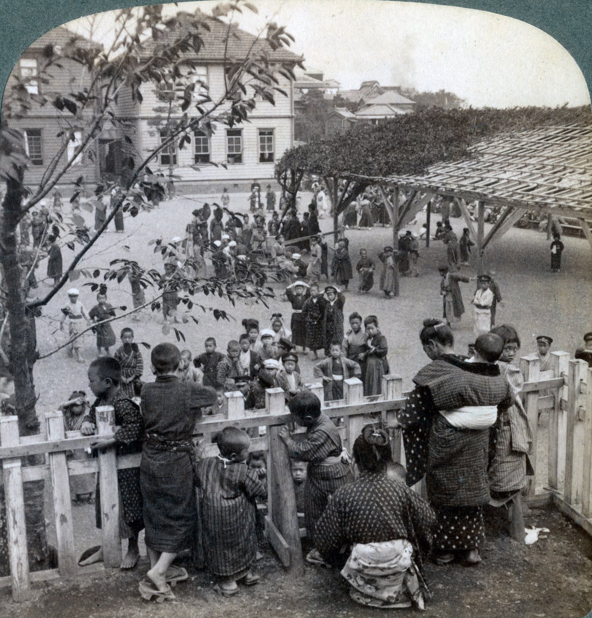 स्कूलहाउस और मैदान, योकोहामा, जापान, 1904 द्वारा अंडरवुड और अंडरवुड