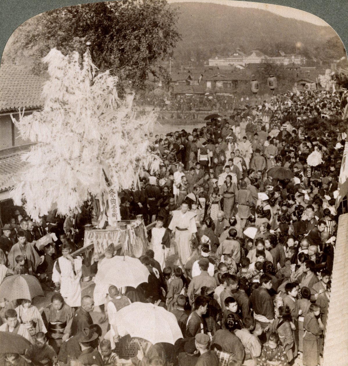 1904 में इंपीरियल संग्रहालय, क्योटो, एक पुल पर पवित्र वस्तुओं को ले जाने वाले शिंटो जुलूस। द्वारा अंडरवुड और अंडरवुड