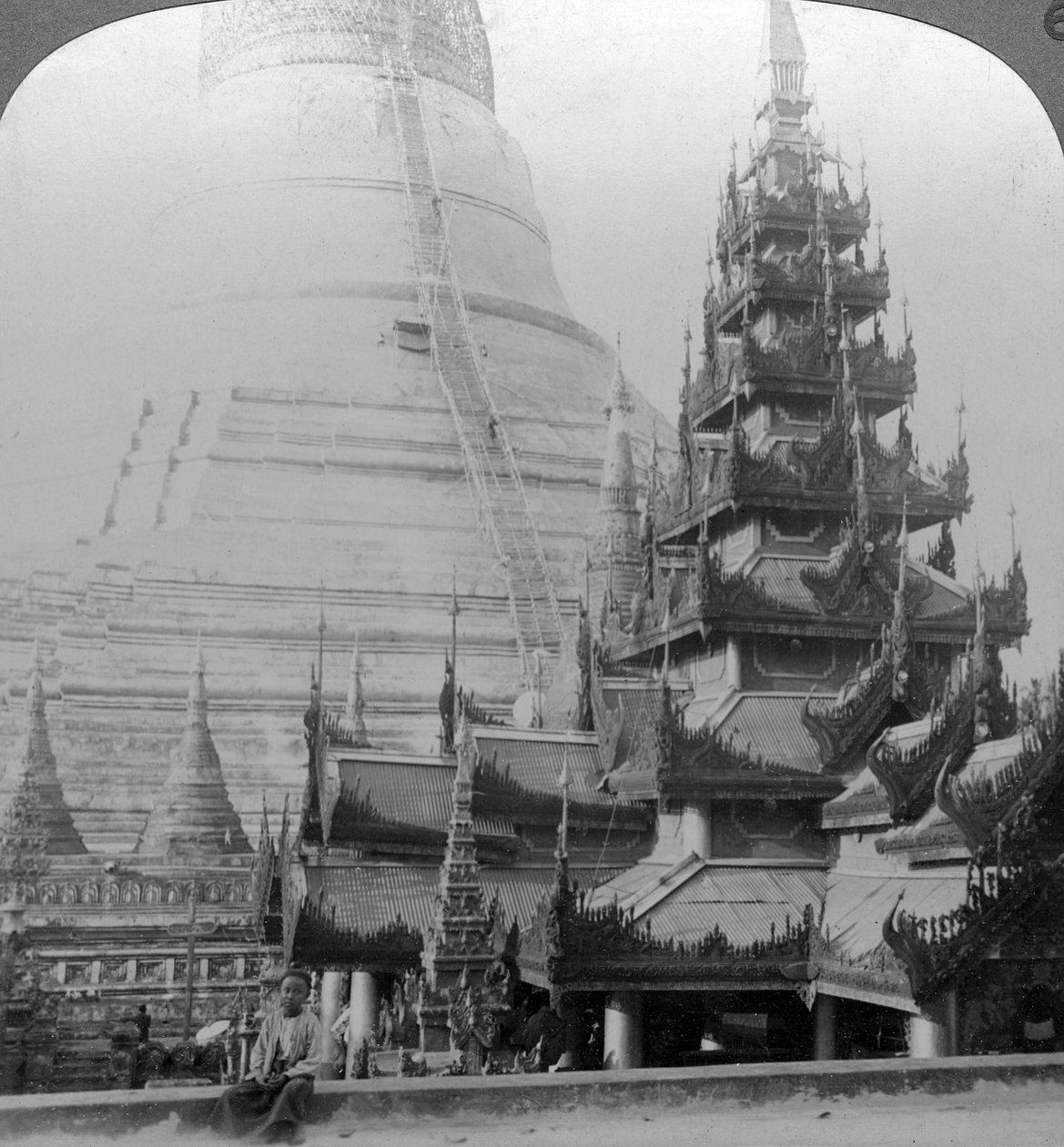 श्वेदागोन पगोडा, रंगून, बर्मा, c1900s। द्वारा अंडरवुड और अंडरवुड