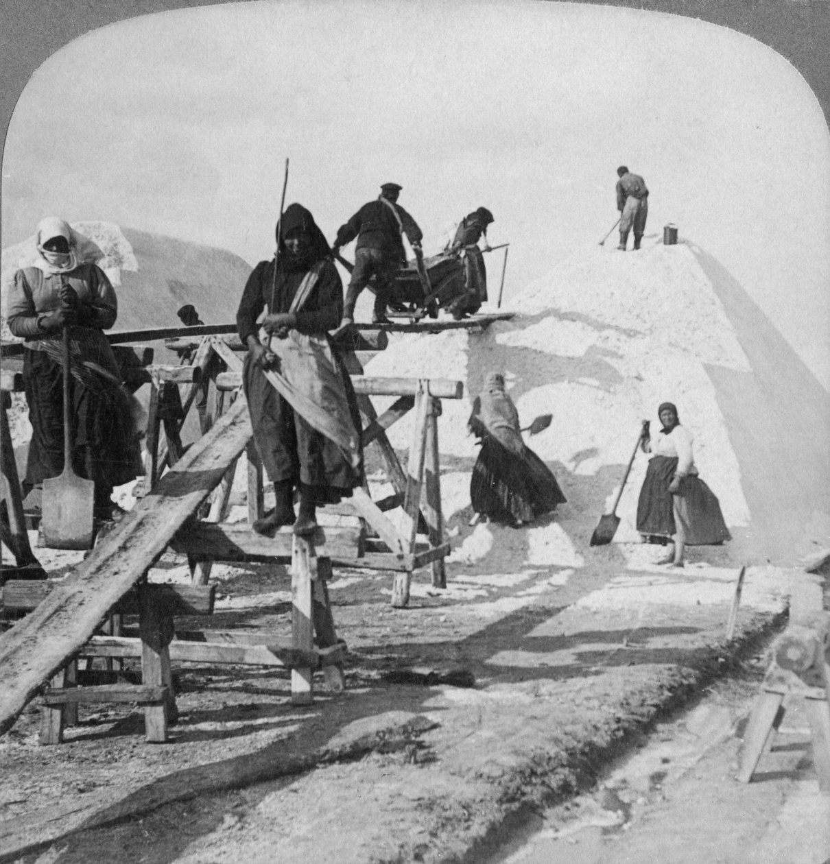 सोलिन, काला सागर, रूस, 1898 के महान नमक क्षेत्रों में नमक का ढेर। द्वारा अंडरवुड और अंडरवुड