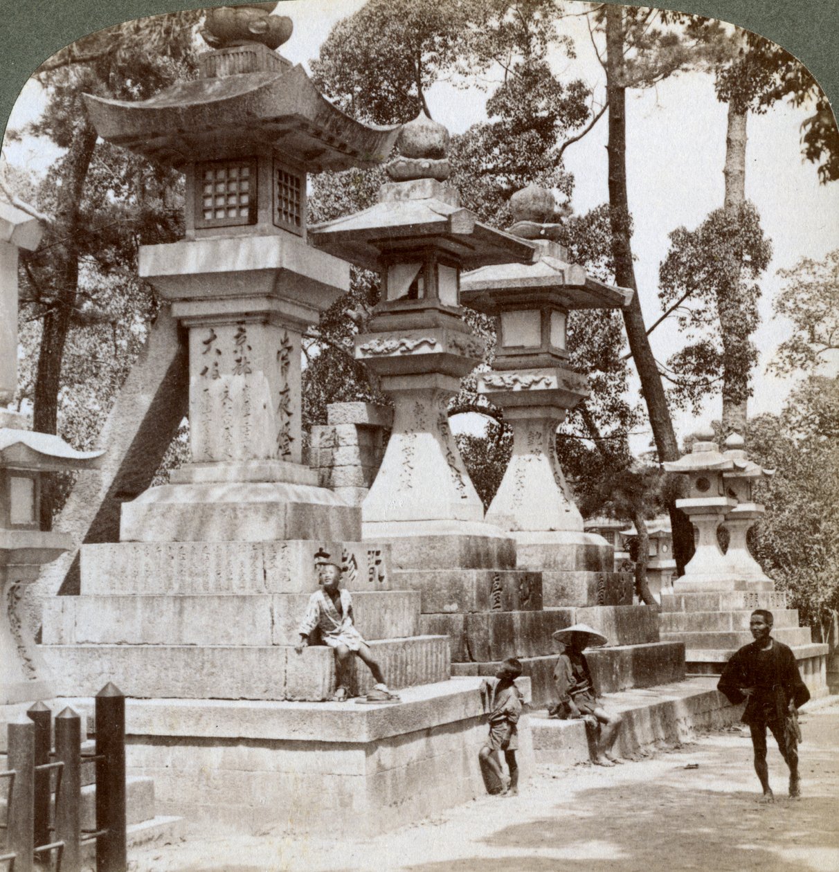 स्टोन लालटेन और सुमियोशी, ओसाका, जापान, 1904 द्वारा अंडरवुड और अंडरवुड