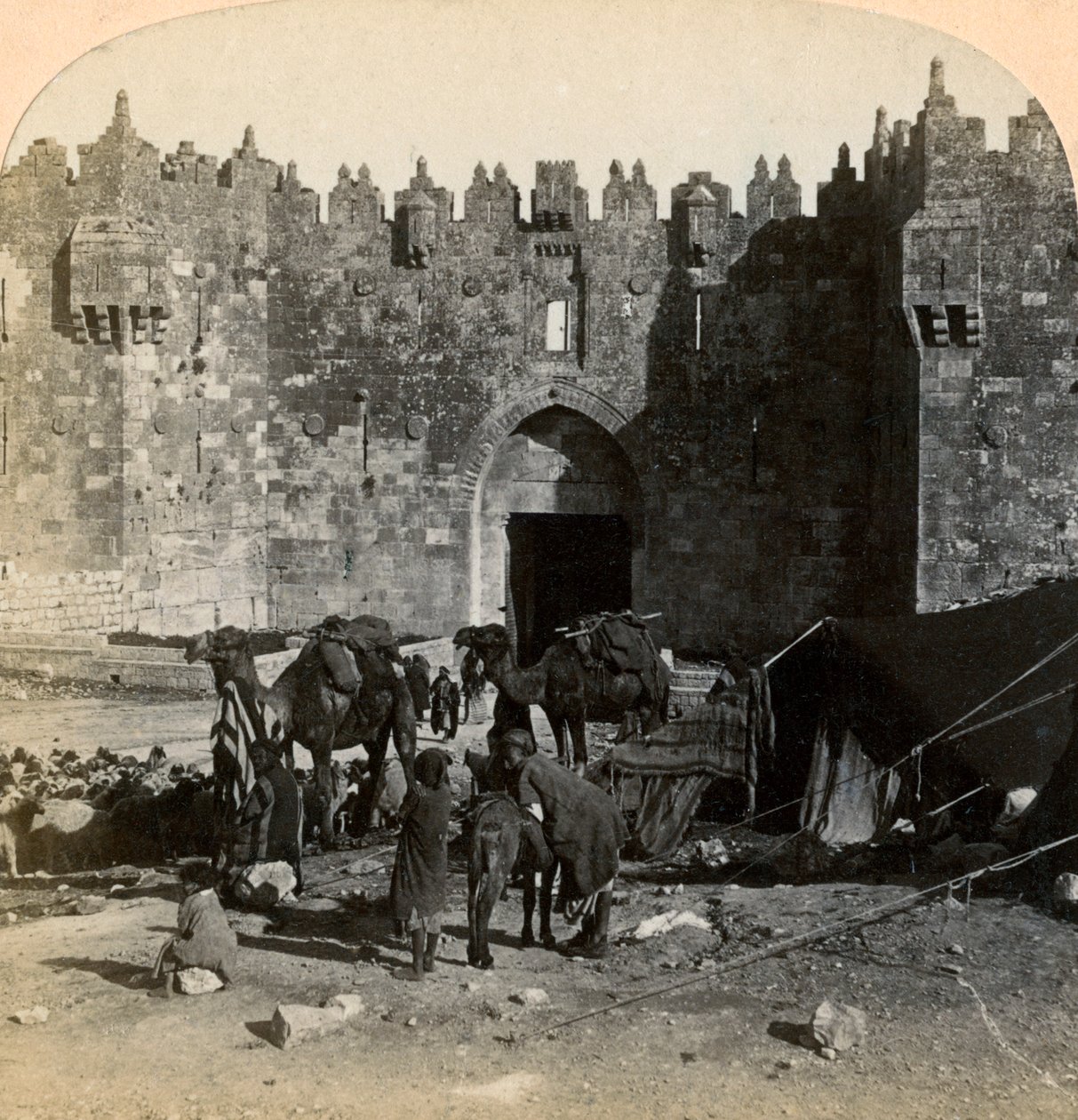 दमिश्क गेट, यरूशलेम के लिए प्रवेश द्वार, फिलिस्तीन, 1899। द्वारा अंडरवुड और अंडरवुड