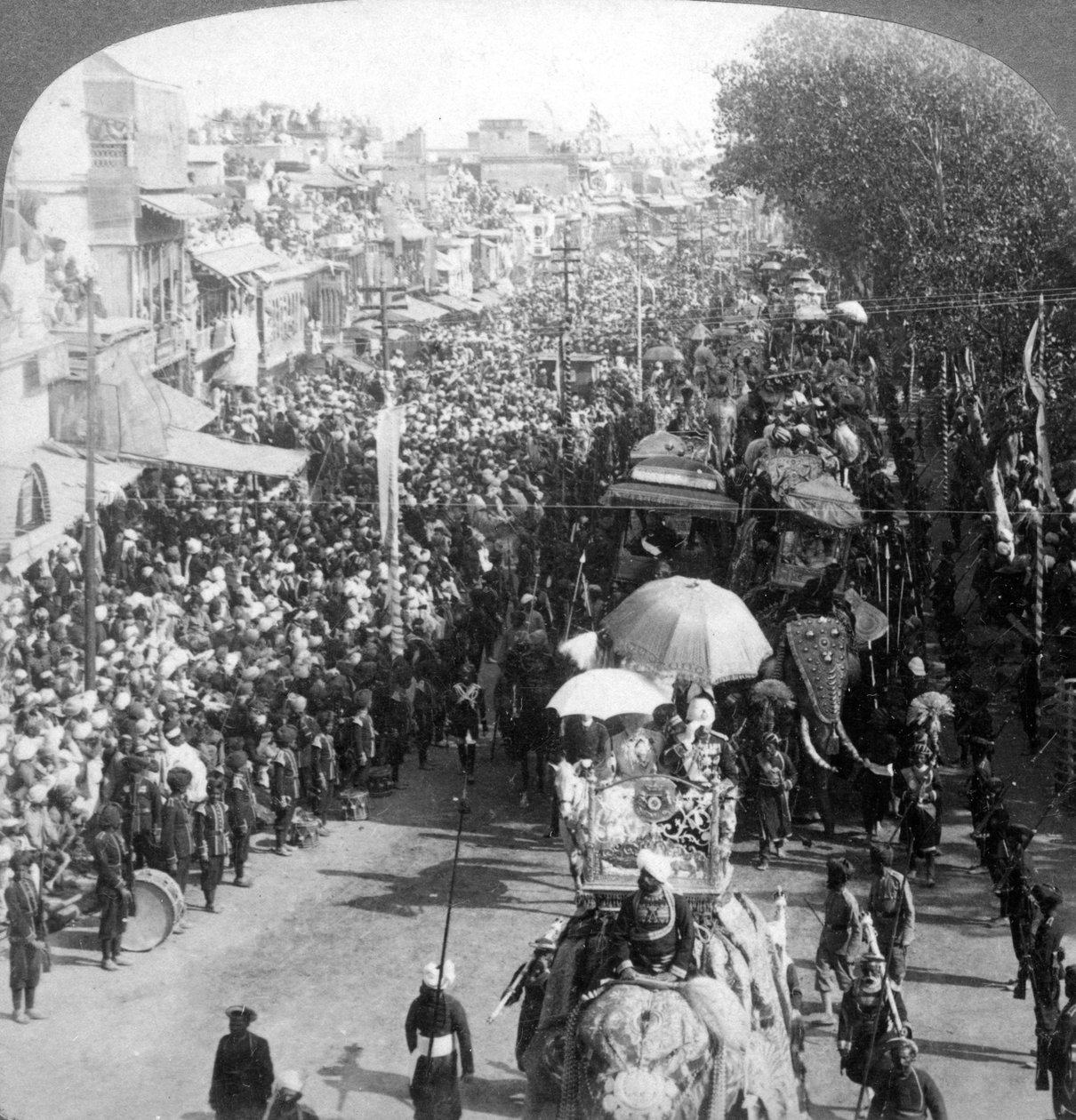 द ड्यूक एंड डचेस ऑफ कनॉट एंड द ग्रेट दरबार बारात, दिल्ली, भारत, 1903। द्वारा अंडरवुड और अंडरवुड