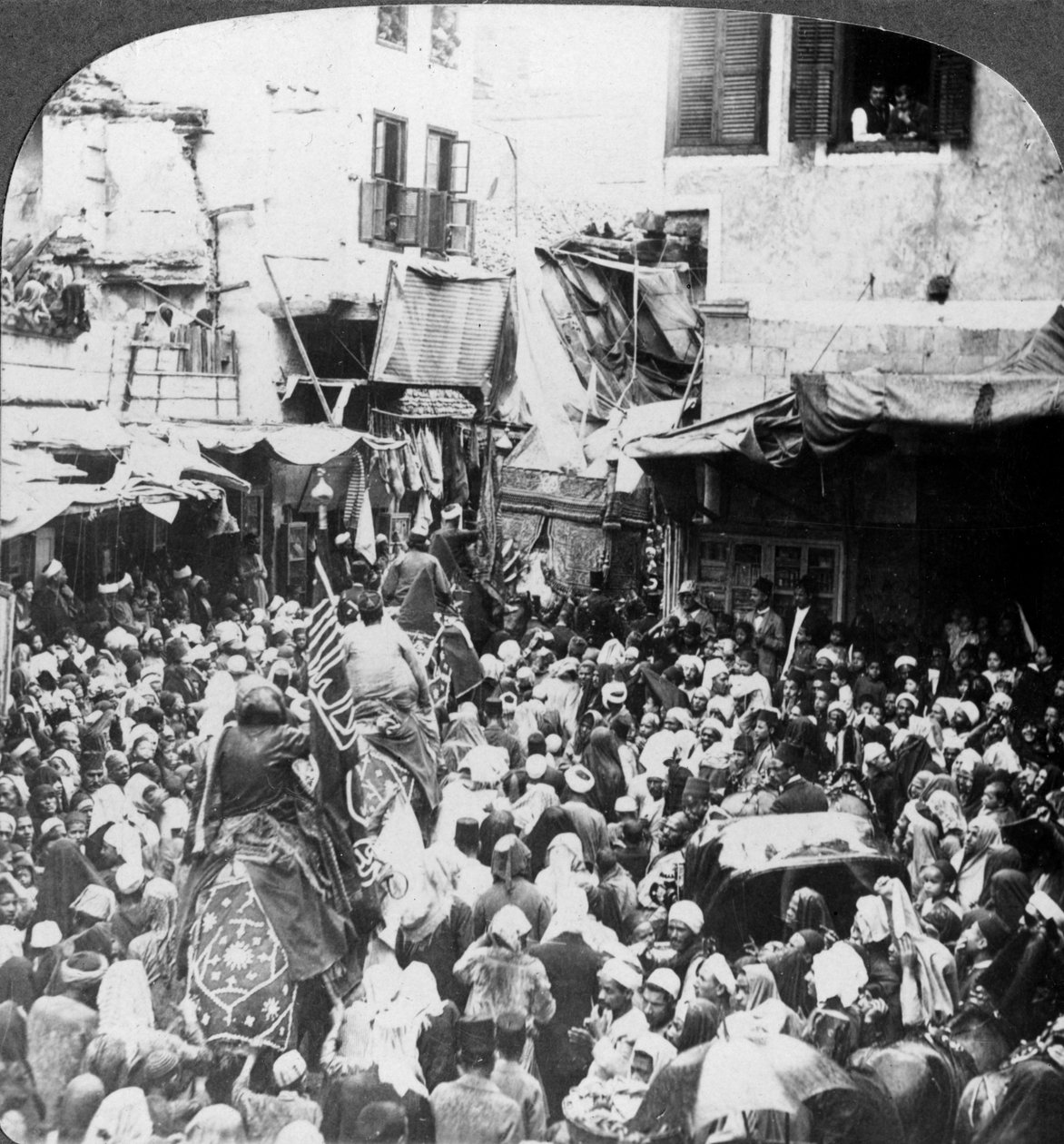 1905 में महमल, काहिरा, मिस्र के साथ पवित्र कालीन परेड। द्वारा अंडरवुड और अंडरवुड