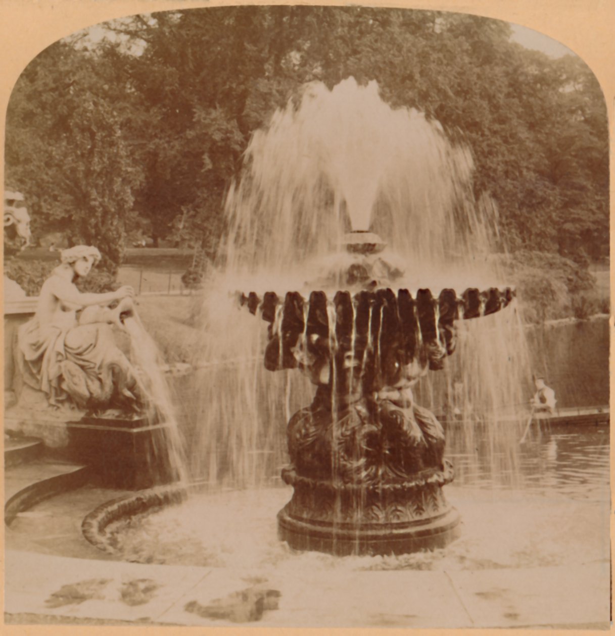द लार्ज फाउंटेन, लंदन, इंग्लैंड, 1896। द्वारा अंडरवुड और अंडरवुड
