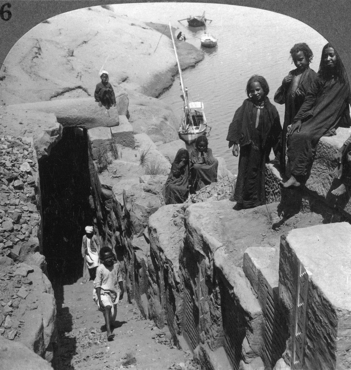 पहला मोतियाबिंद, मिस्र में 1905 में निलोमीटर मापक की बाढ़। द्वारा अंडरवुड और अंडरवुड