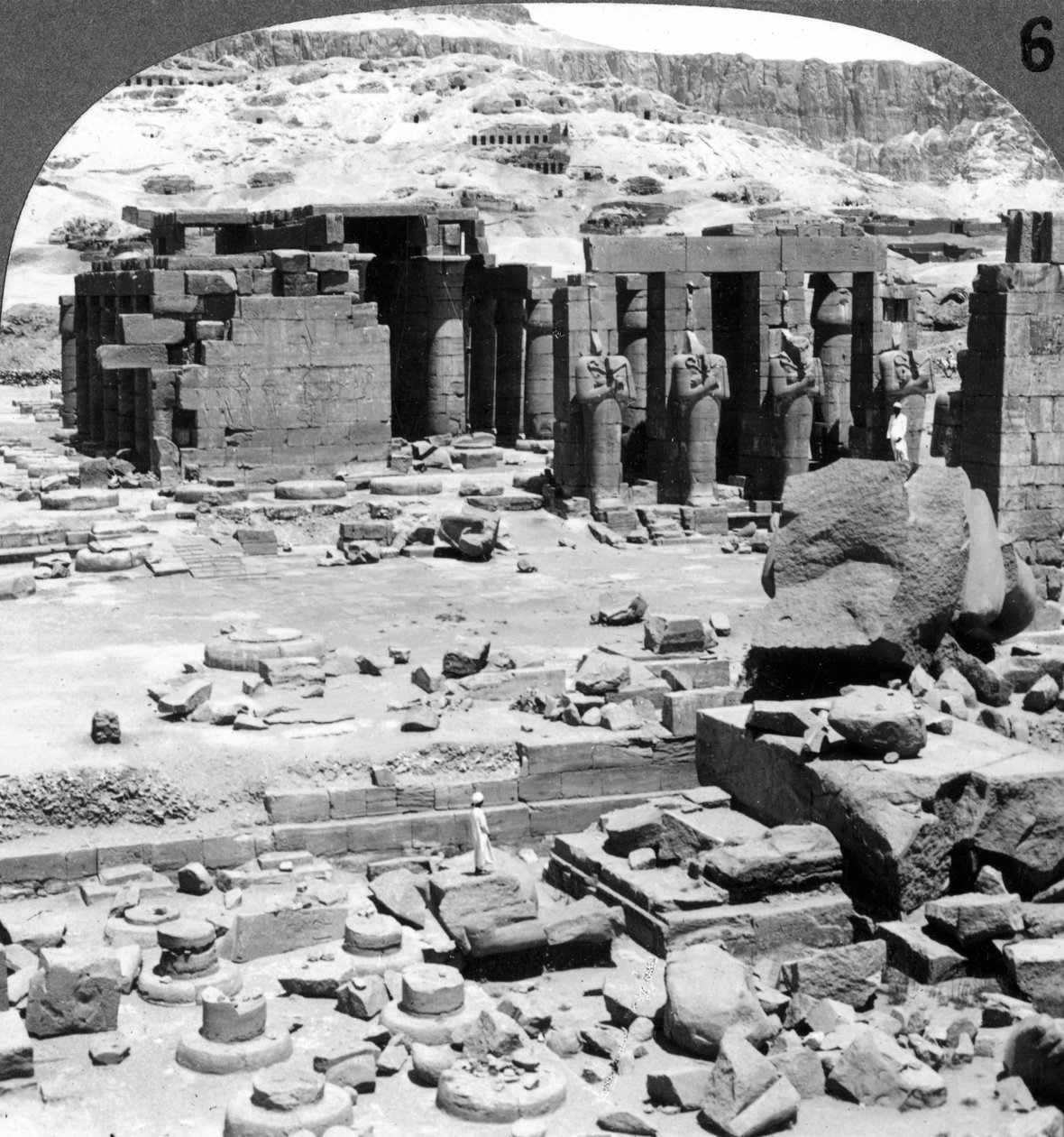 रामसेम, रामेस द्वितीय का मंदिर, थेब्स, मिस्र, 1905 में। द्वारा अंडरवुड और अंडरवुड