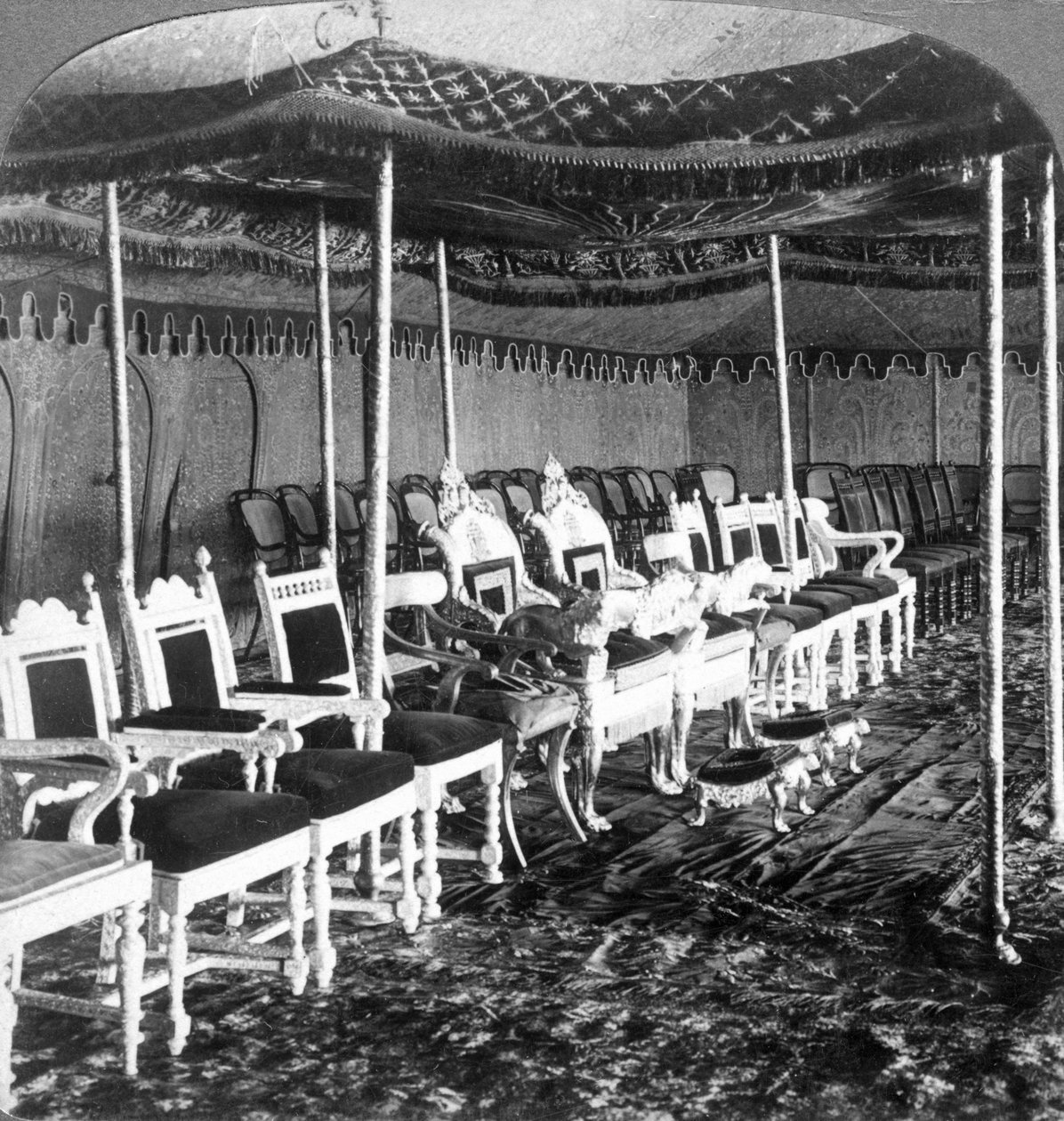 कश्मीर, दिल्ली, भारत, 1903 के महाराजा के दरबार तम्बू में सुनहरी छतरी। द्वारा अंडरवुड और अंडरवुड