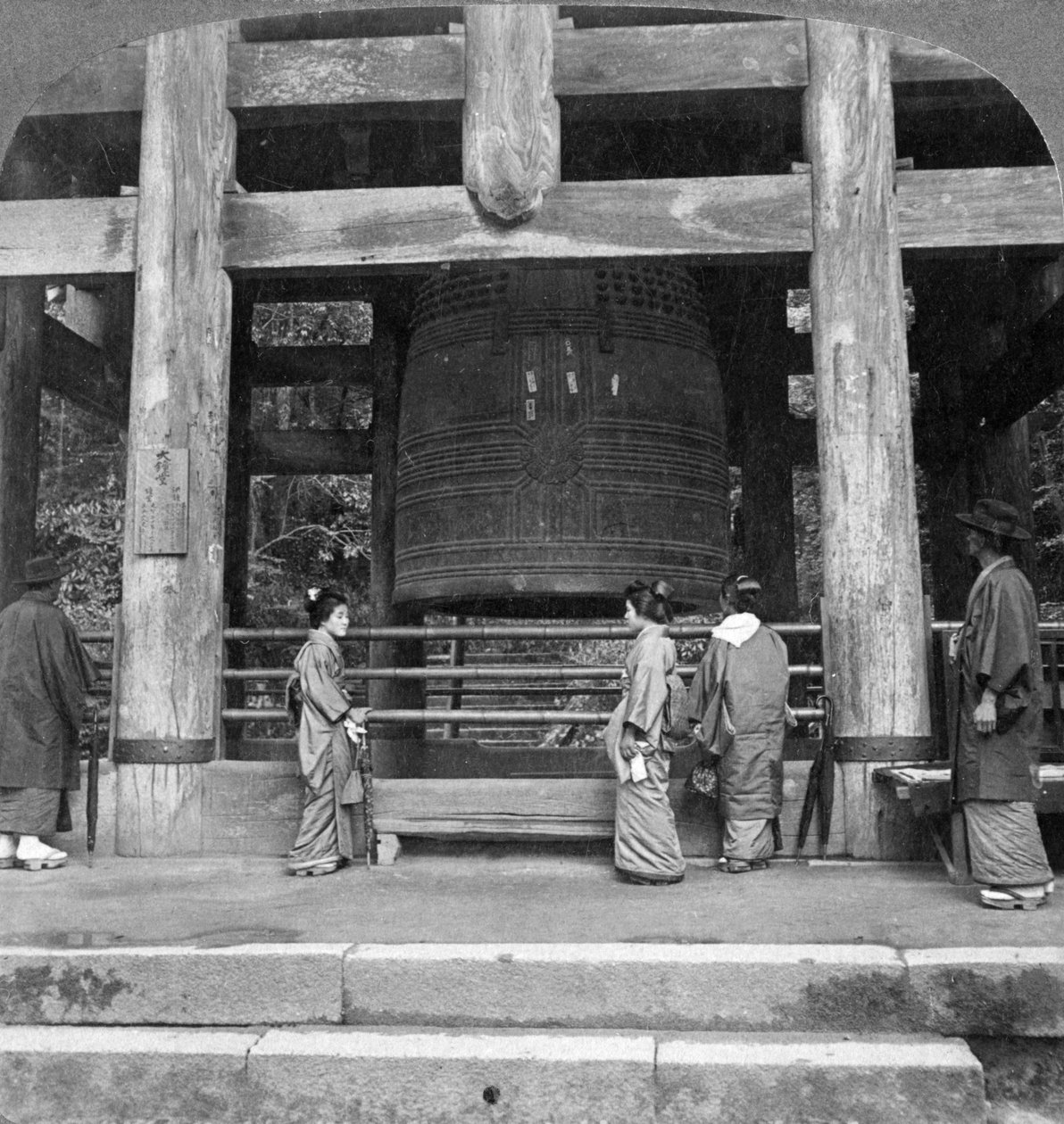चियान-इन मंदिर, क्योटो, जापान की महान घंटी, 1904। द्वारा अंडरवुड और अंडरवुड