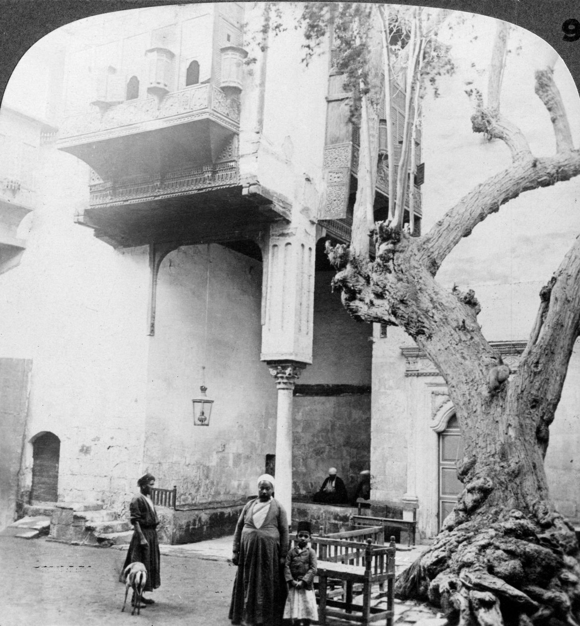 एक अमीर Cairenes घर, काहिरा, मिस्र, 1905 के दरबार में हरम खिड़कियां। द्वारा अंडरवुड और अंडरवुड