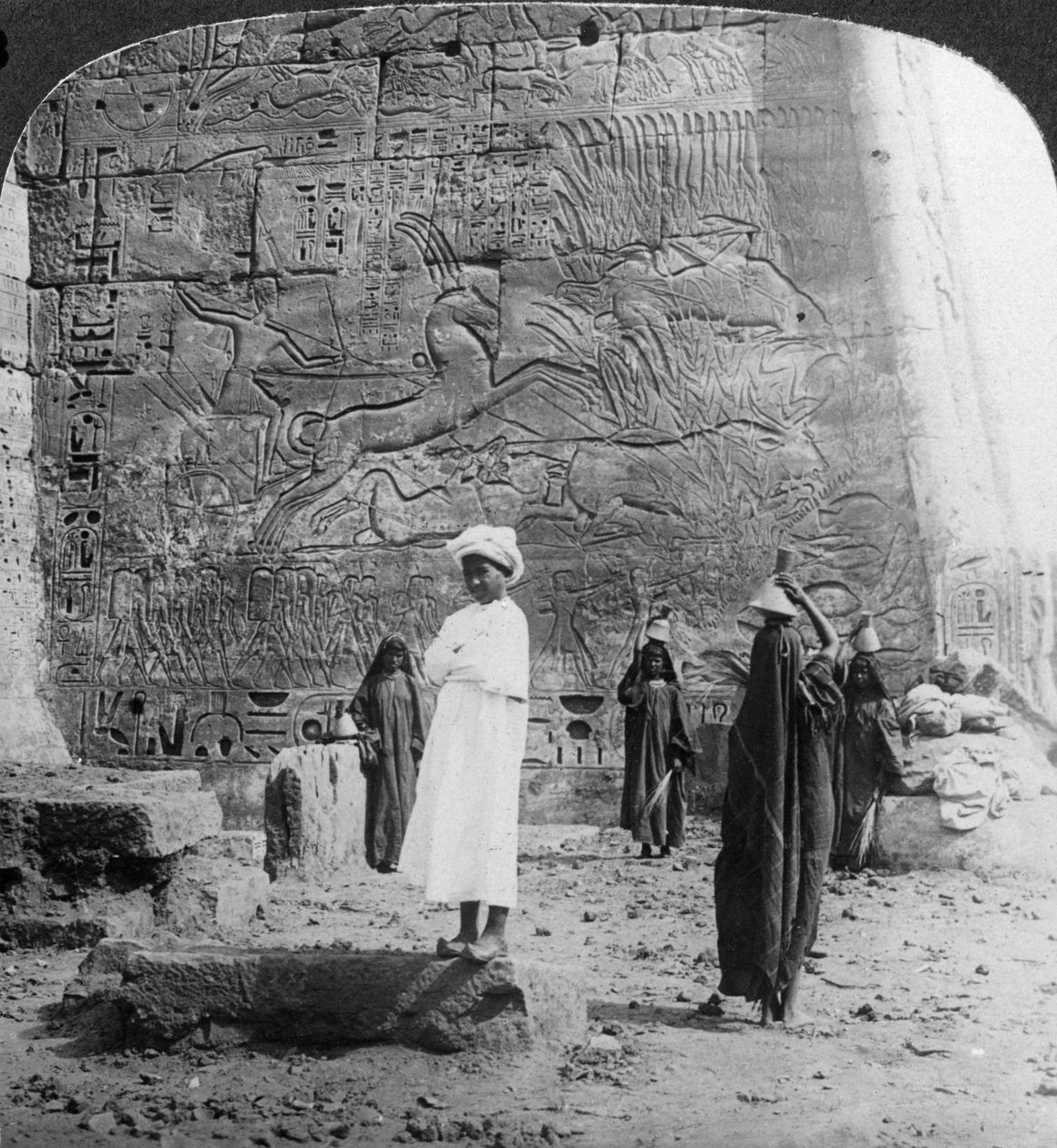 जंगली बैल का शिकार, Medinet Habu, Thebes, Egypt, 1905 में एक टेंपल की दीवार पर उकेरा गया। द्वारा अंडरवुड और अंडरवुड