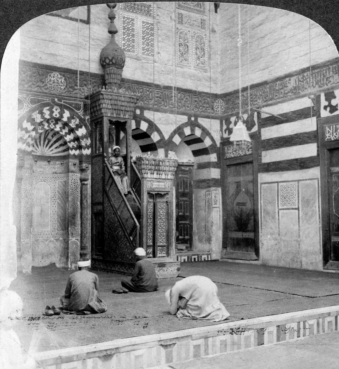 1905 में काइट बीओ, काहिरा, मिस्र की कब्र मस्जिद में प्रार्थना-आला और पल्पिट। द्वारा अंडरवुड और अंडरवुड