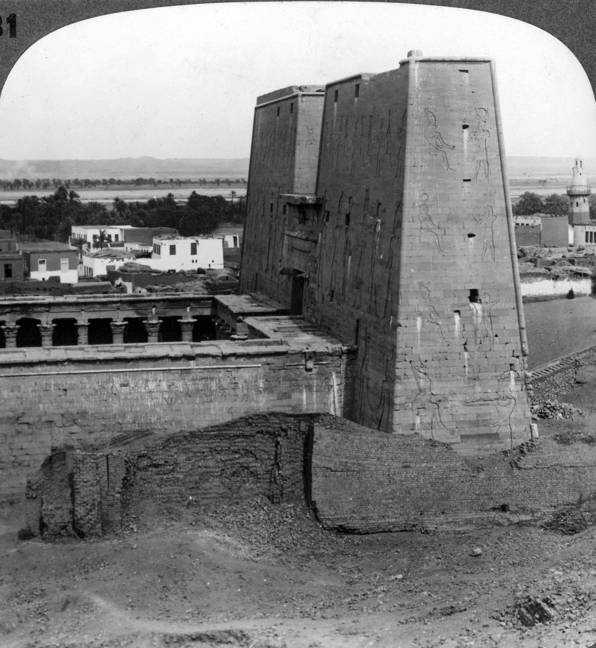 1900 में मिस्र के एडफू में होरस के मंदिर का तोरण और दरबार। द्वारा अंडरवुड और अंडरवुड