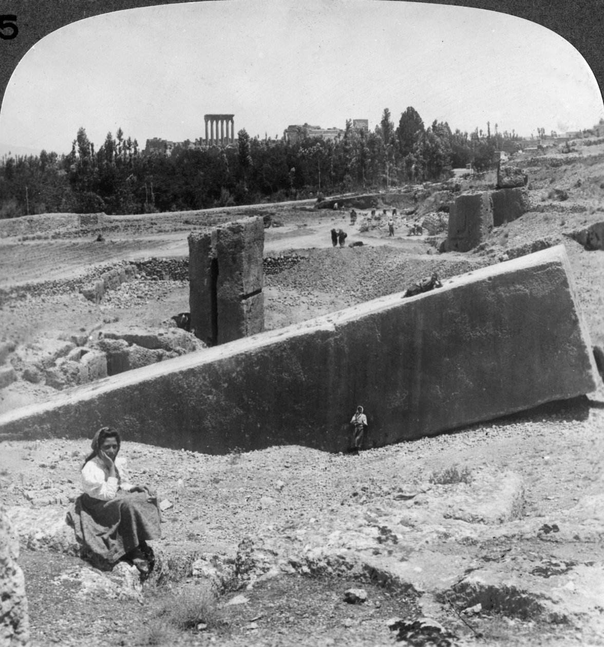 1900 में सीरिया के बाल्बक बलाबक्क के खंडहर। द्वारा अंडरवुड और अंडरवुड