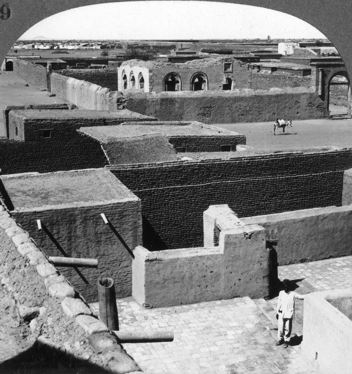 1905 के सूडान के ओमदुरमन में महदी का मकबरा। द्वारा अंडरवुड और अंडरवुड
