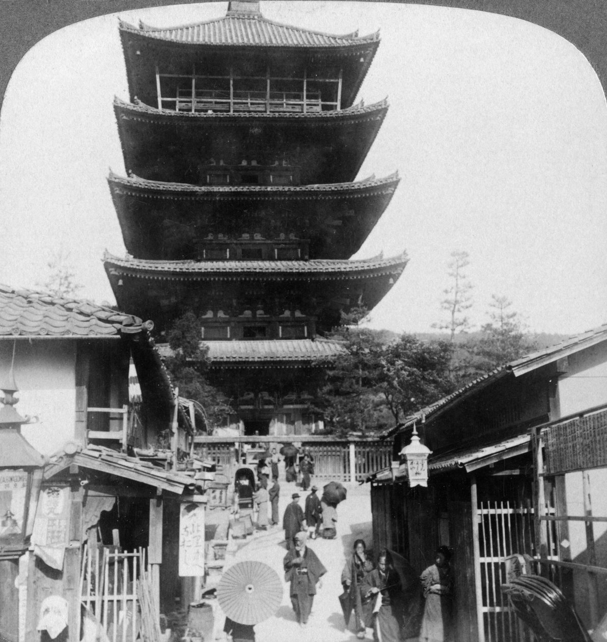 पाँच मंजिला यासाका पगोडा, क्योटो, जापान, 1904 के पश्चिम की ओर। द्वारा अंडरवुड और अंडरवुड