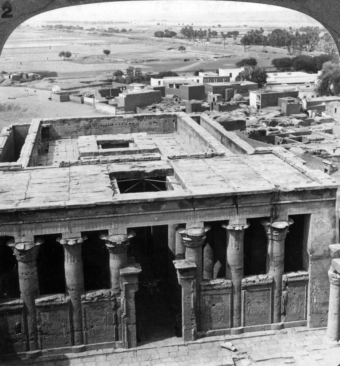 1905 में मिस्र के एडफू में आश्चर्यजनक रूप से संरक्षित मंदिर। द्वारा अंडरवुड और अंडरवुड