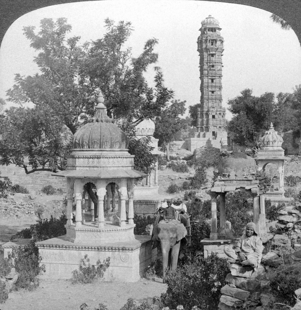 टॉवर ऑफ़ विक्टरी एम डी शाही सेनोटाफ, चित्तौड़गढ़, भारत, 1904। द्वारा अंडरवुड और अंडरवुड