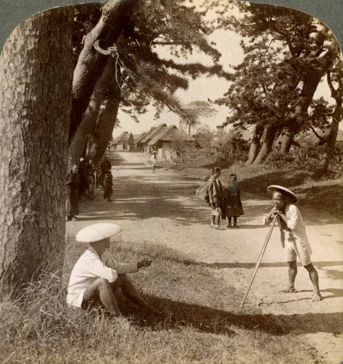 टोक्यो से क्योटो, जापान, 1904 तक पुरानी पोस्ट रोड सुज़ुका में पाइंस के नीचे आराम कर रहे यात्री। द्वारा अंडरवुड और अंडरवुड