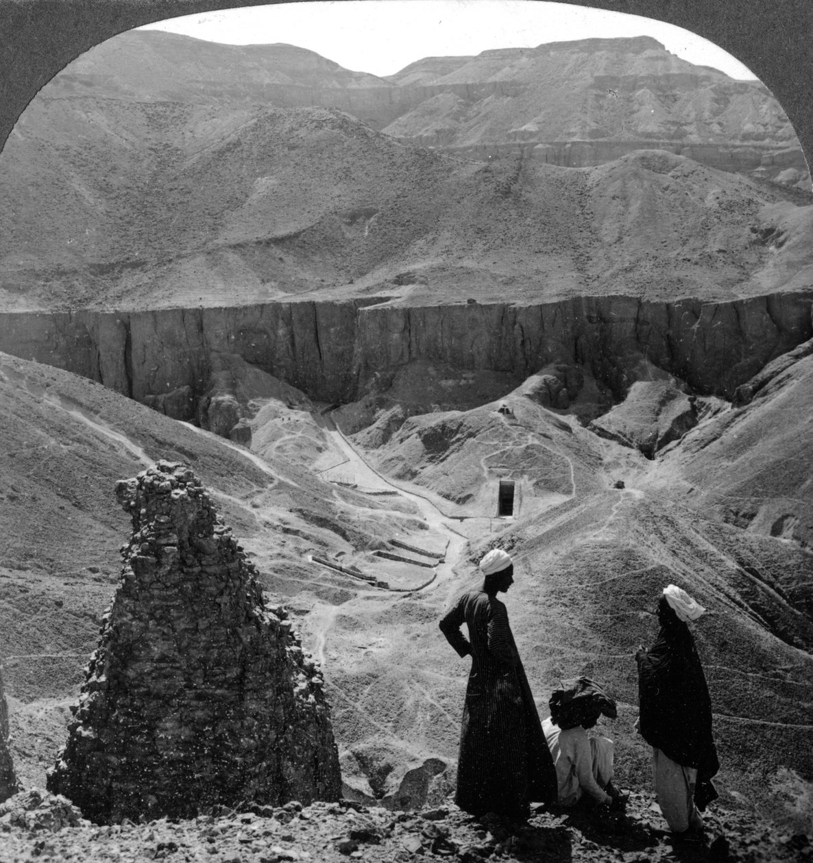 1905 में थेब्स, मिस्र में राजाओं की घाटी। द्वारा अंडरवुड और अंडरवुड
