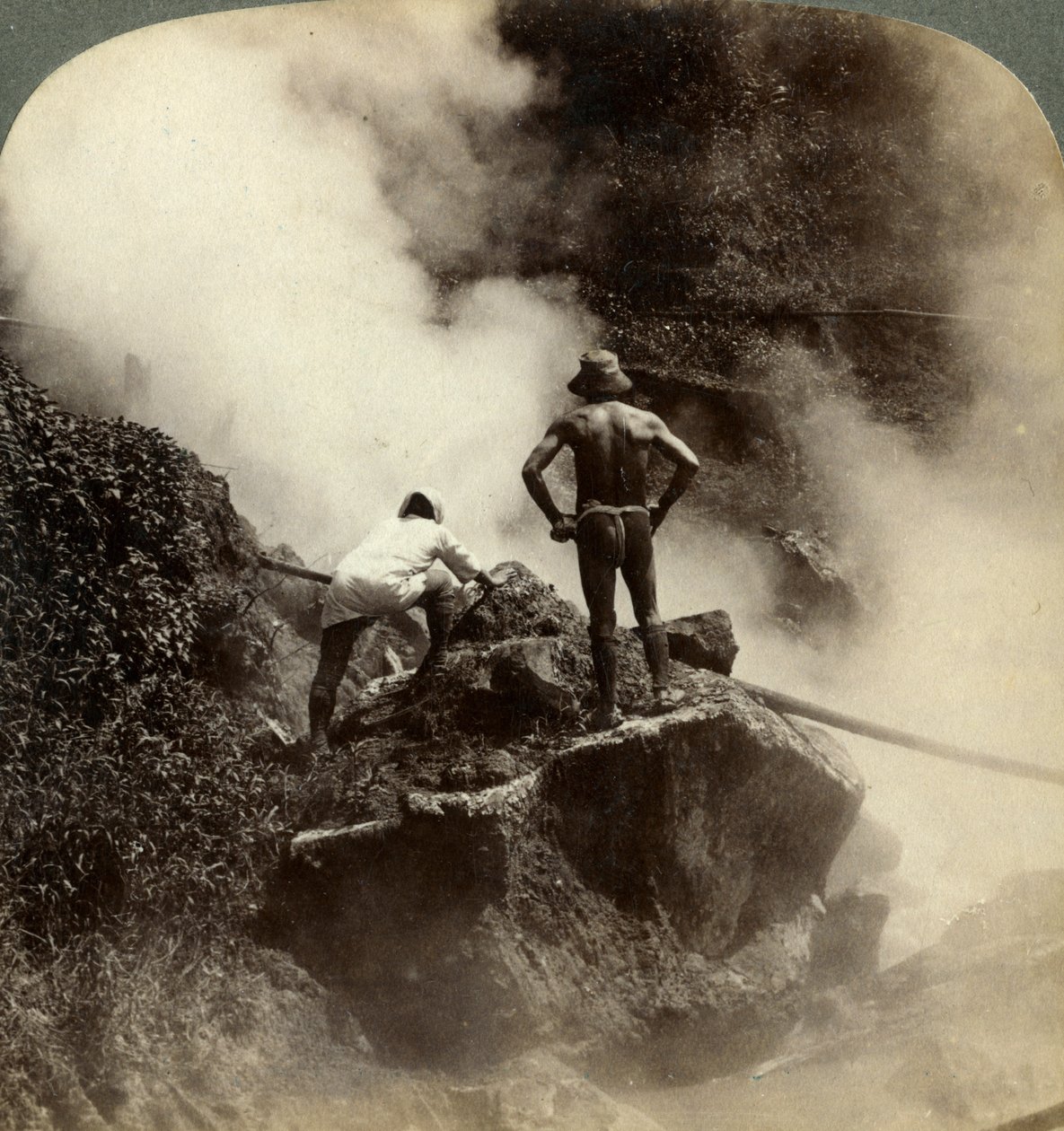 भाप के विस्फोट को देखते हुए और मिट्टी को उबलते हुए, एसो-सान, जापान, 1904 के ज्वालामुखी के ऊपर से गुजरता है द्वारा अंडरवुड और अंडरवुड
