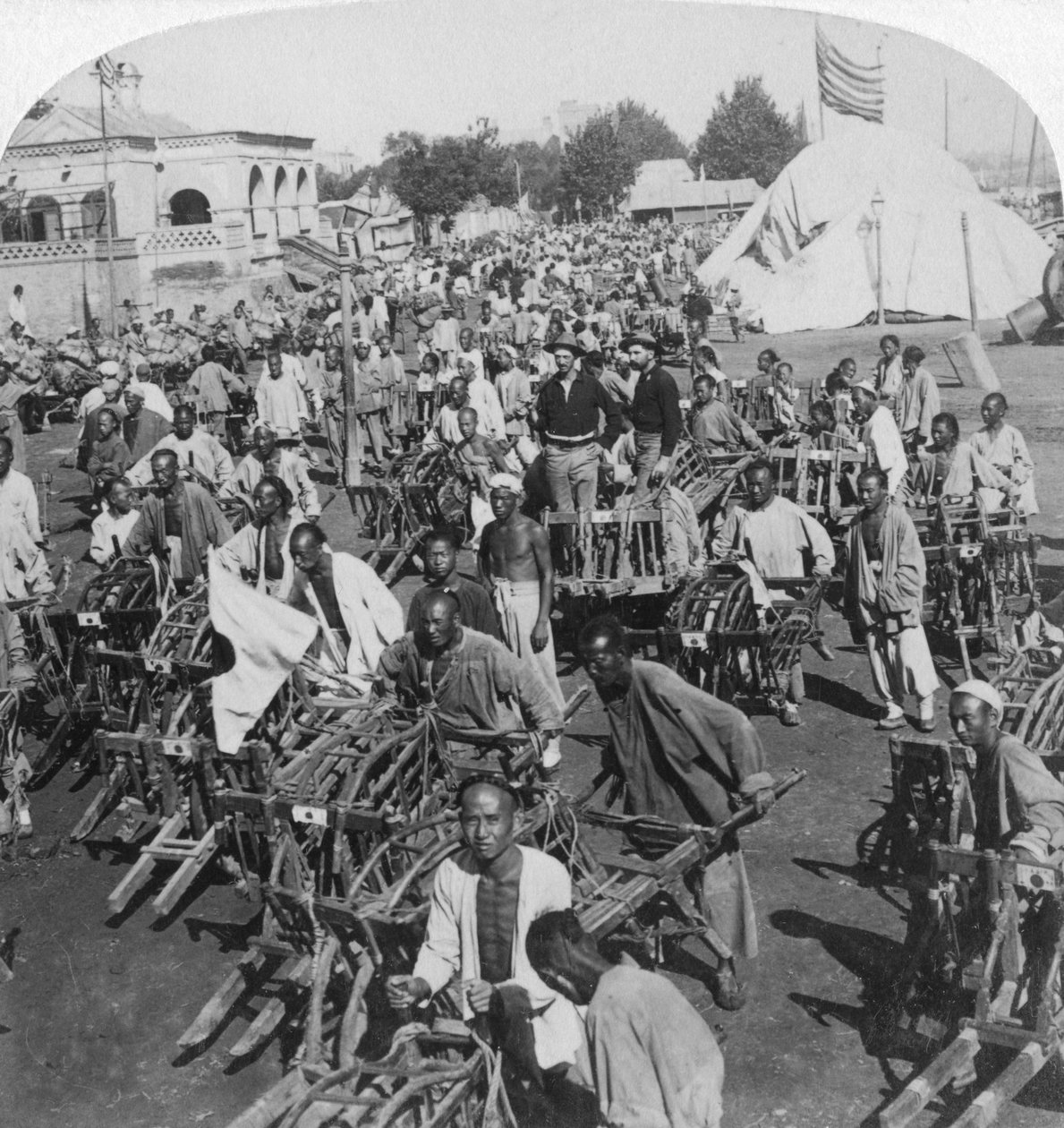 बोट लैंडिंग, व्हीलचेयर परिवहन तिनेसिन तिआनजिन, चीन, 1901 द्वारा अंडरवुड और अंडरवुड