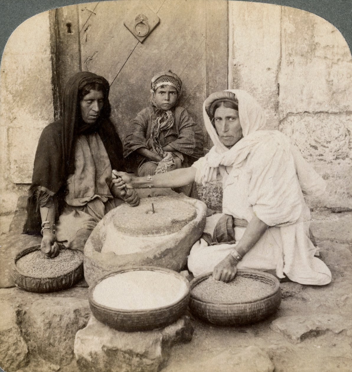 चक्की, फिलिस्तीन, 1900 पर पीसने वाली महिलाएं। द्वारा अंडरवुड और अंडरवुड