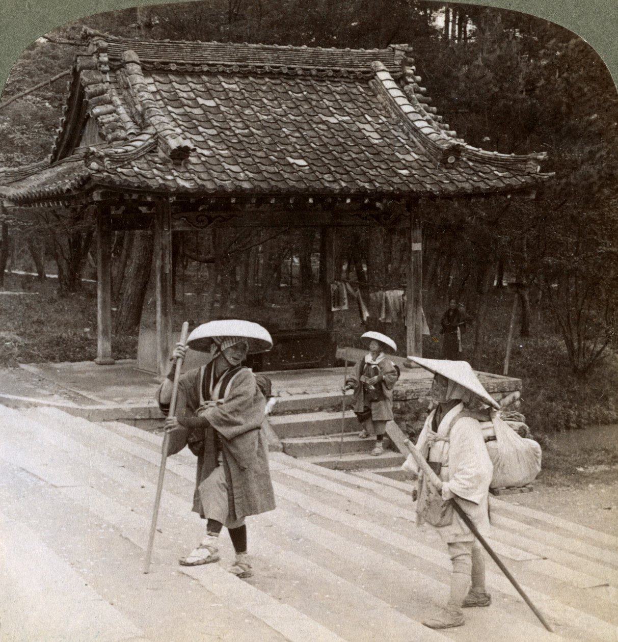 ओमुरो गोशो पूर्व, क्योटो, जापान, 1904 के कदम पर महिला तीर्थयात्री द्वारा अंडरवुड और अंडरवुड