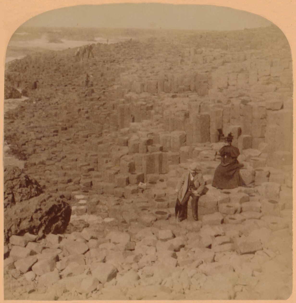 अद्भुत दिग्गज सेतु, काउंटी एंट्रीम, आयरलैंड, 1899। द्वारा अंडरवुड और अंडरवुड