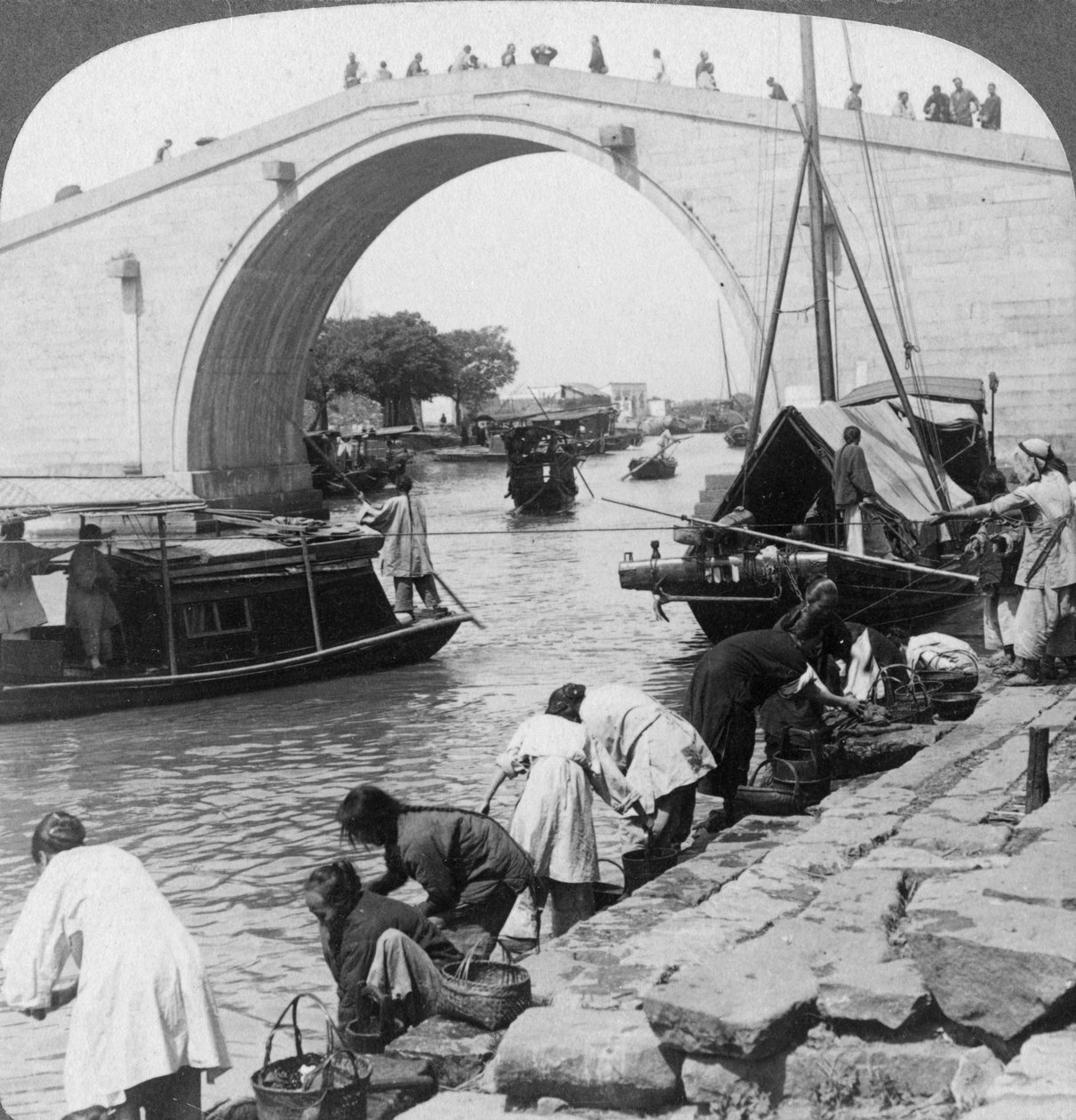 वू मेन ब्रिज और ग्रांड इंपीरियल नहर, सू-चाउ सूज़ौ, चीन, 1900। द्वारा अंडरवुड और अंडरवुड