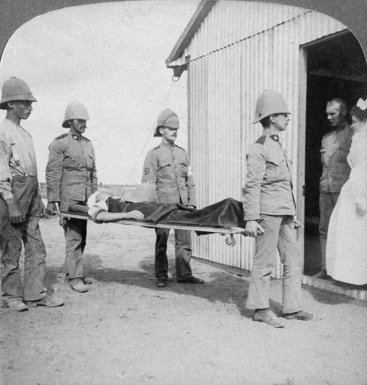 ऑरेंज नदी, दक्षिण अफ्रीका, बोअर वार, 1900 के पास बोर्स बहादुर स्टैंड के बाद घायल फ्यूसिलर द्वारा अंडरवुड और अंडरवुड