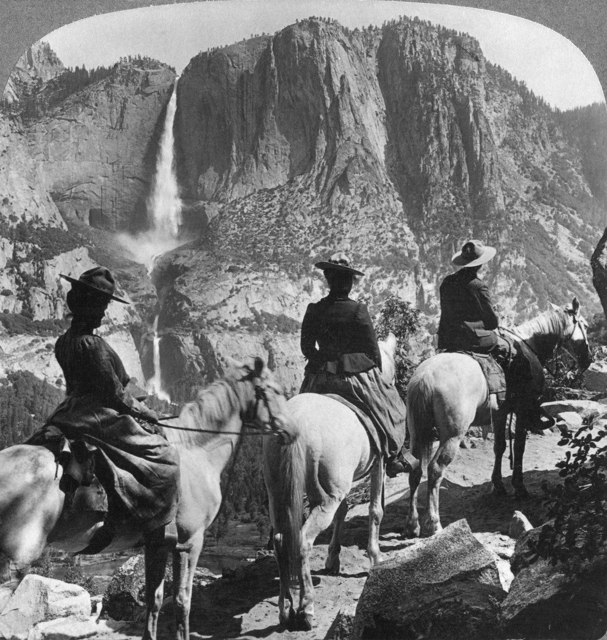 Yosemite Falls, ग्लेशियर पॉइंट ट्रेल से, योसेमाइट वैली, कैलिफोर्निया, संयुक्त राज्य अमेरिका, 1901 द्वारा अंडरवुड और अंडरवुड