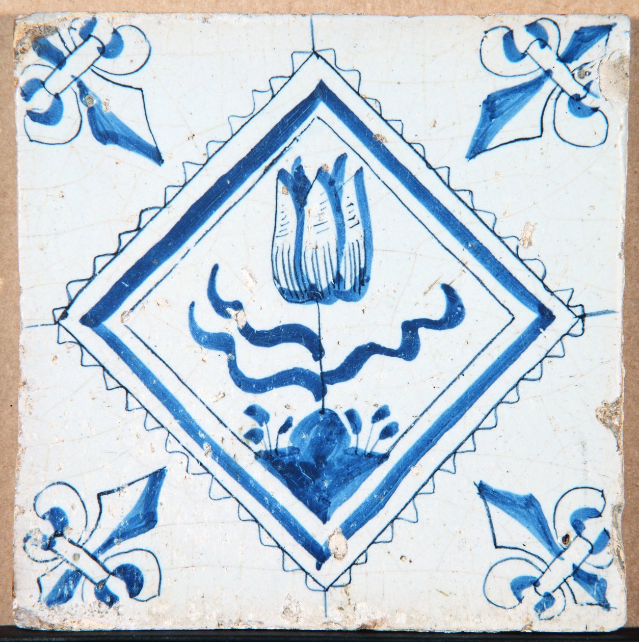 ट्यूलिप इन ए डायमंड (फ्लीयर-डे-लिस कोनों के साथ) 1620-50 (सिरेमिक) द्वारा अज्ञात अज्ञात