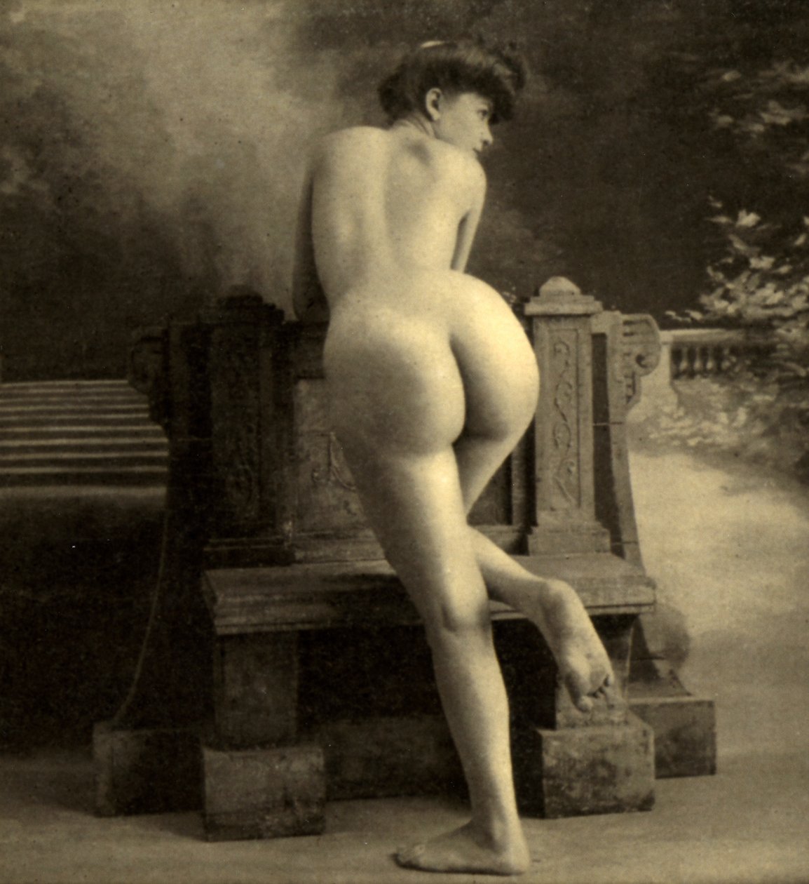 फीमेल न्यूड, c.1900 (सीपिया फोटो) द्वारा अज्ञात