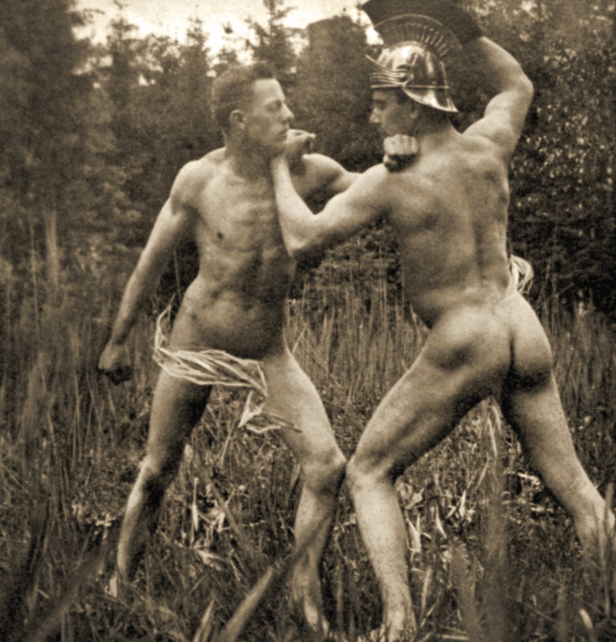 एक रोमन हेलमेट के साथ फाइटबेल्ट पोज़, c.1910 (सीपिया फोटो) द्वारा अज्ञात