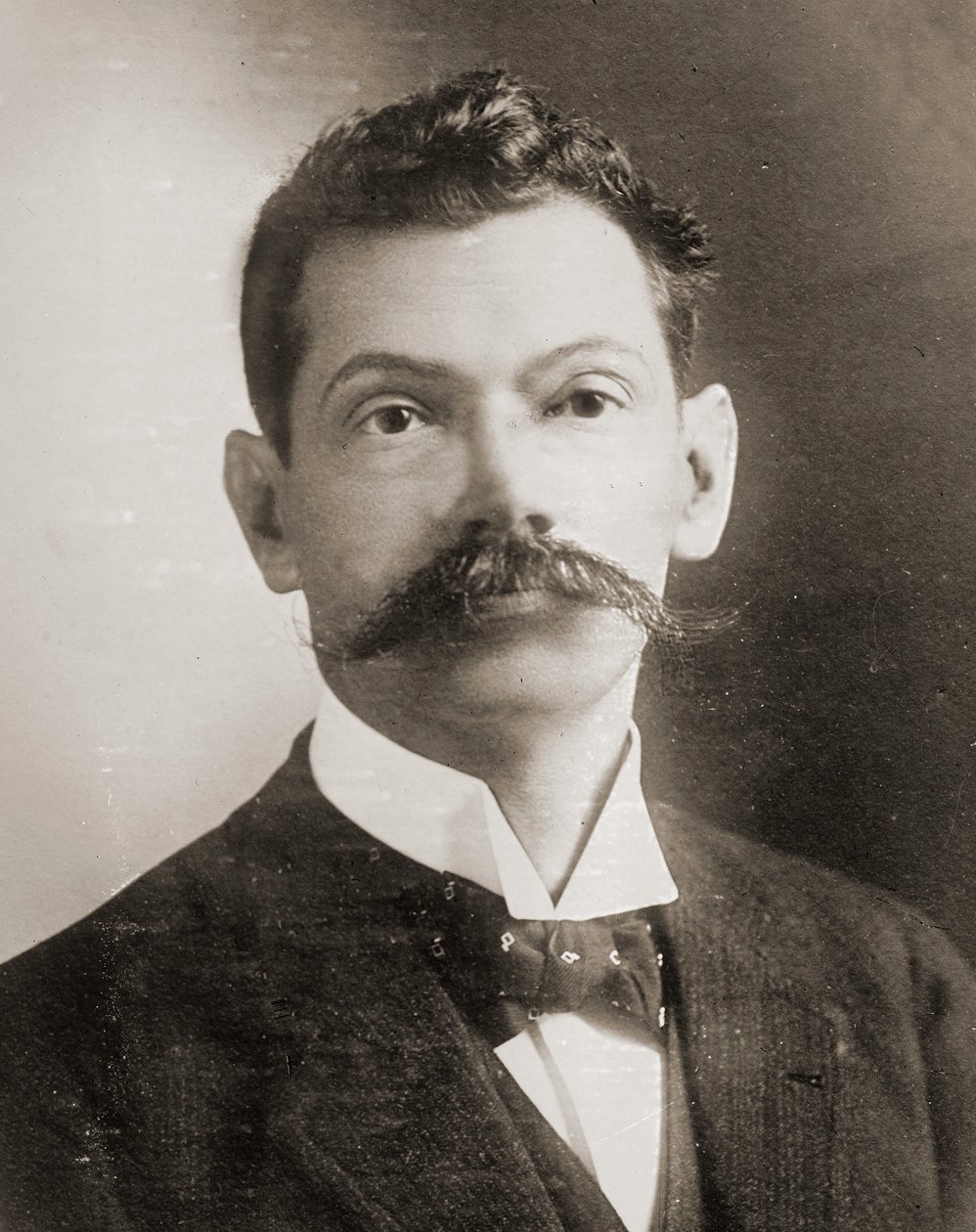 डॉ। फ्रांसिस्को बर्ट्रेंड बाराहोना की पोर्ट्रेट c.1910 द्वारा अज्ञात